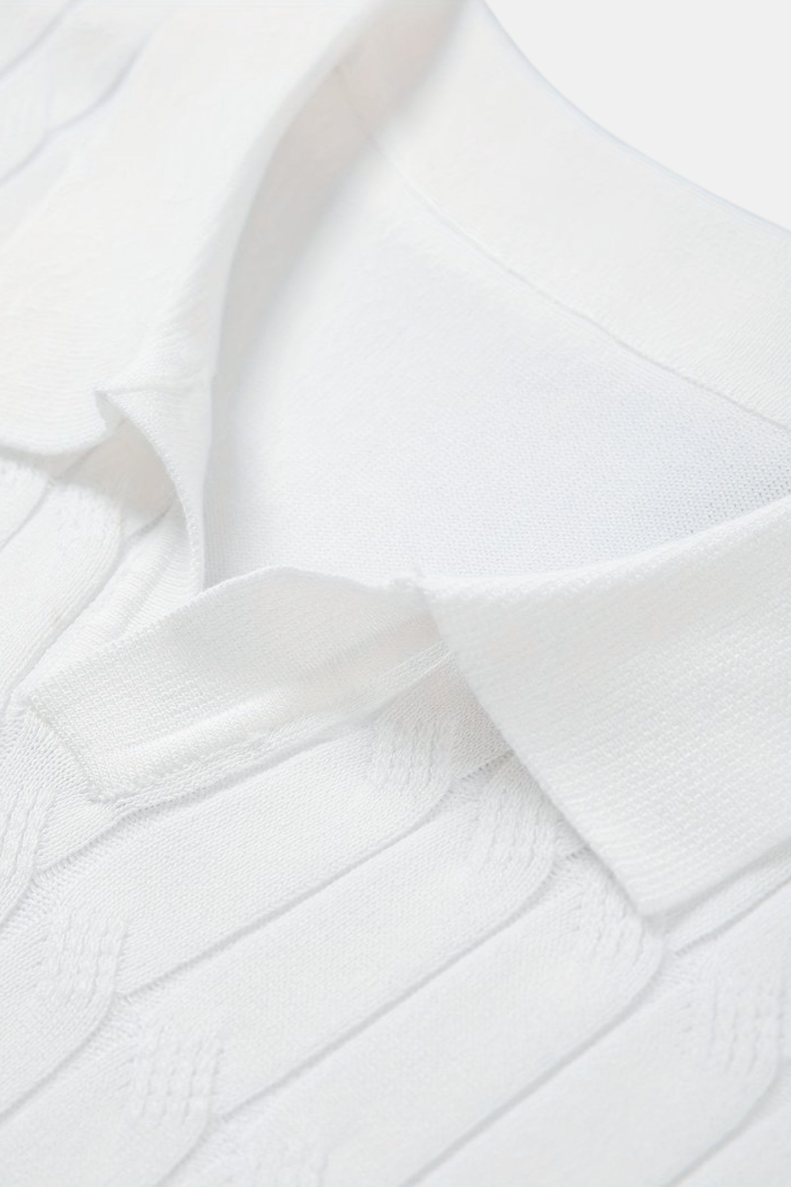 Herren V-Ausschnitt Strickpolo – Zopfmuster aus Viskose im Old Money Stil