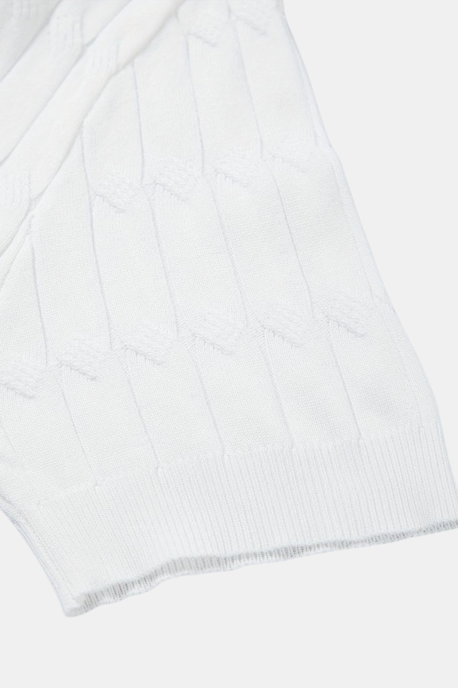 Herren V-Ausschnitt Strickpolo – Zopfmuster aus Viskose im Old Money Stil